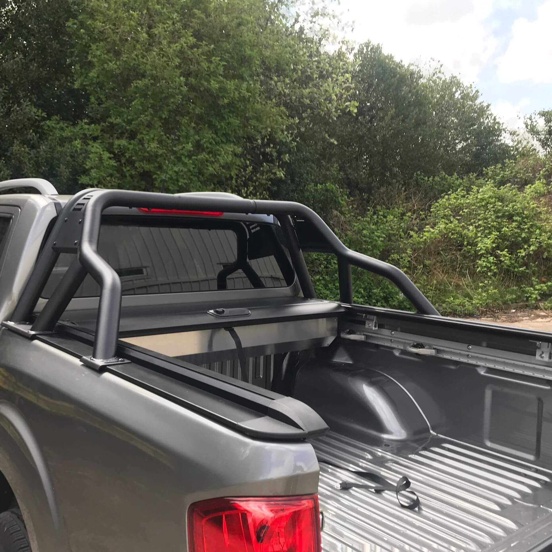 Direct4x4 Pickup Truck Roll Sports Bars Black Short Arm Roll Sports Bar for the Nissan Navara D40 2006-2015