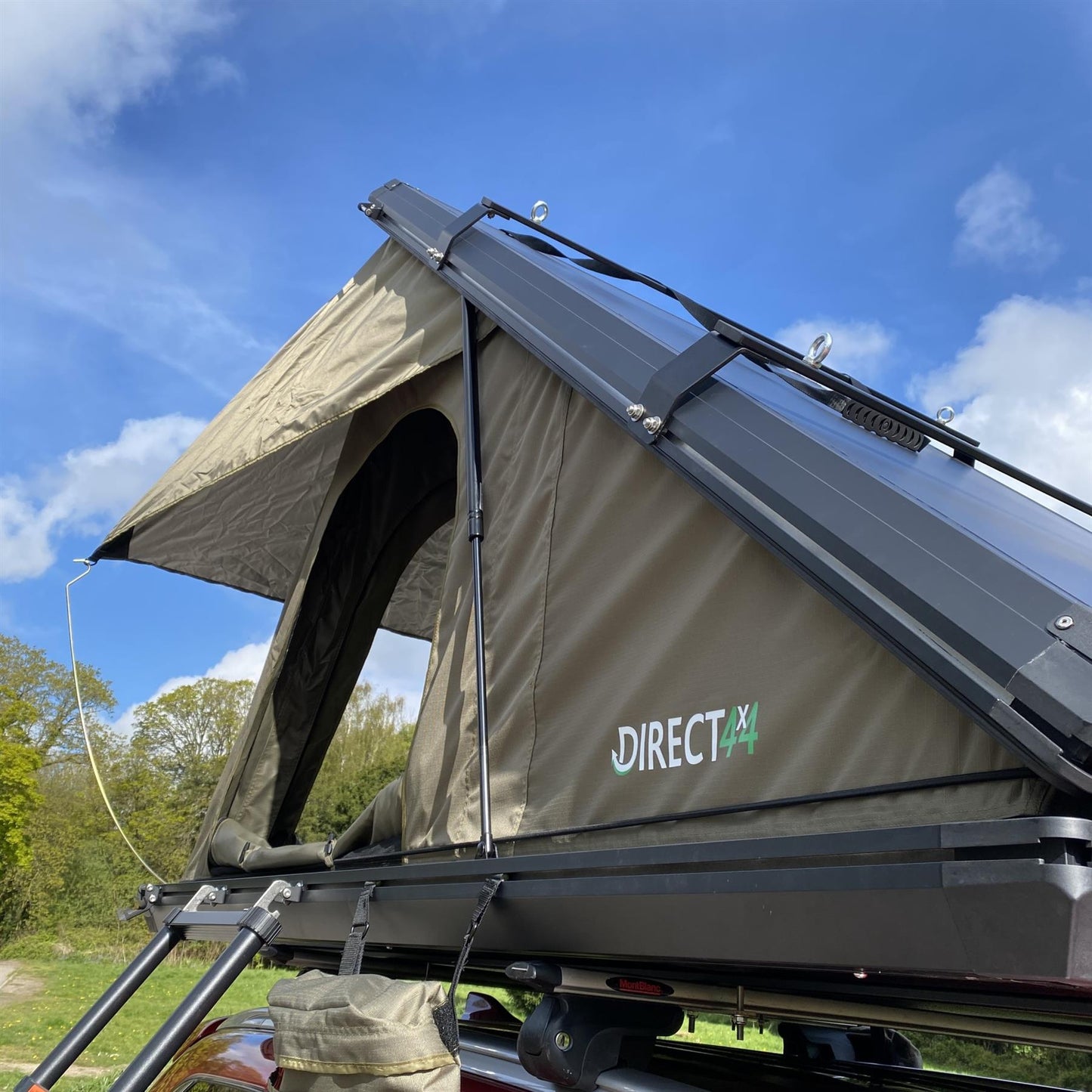 Direct4x4 Roof Top Tents ClamTrekk 2 Person Aluminium Clamshell Roof Top Tent
