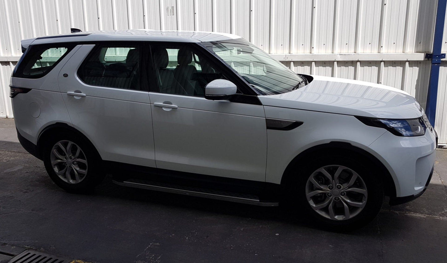 Direct4x4 Side Steps and Bars Freedom Side Steps Running Boards for Land Rover Discovery 5 2017+