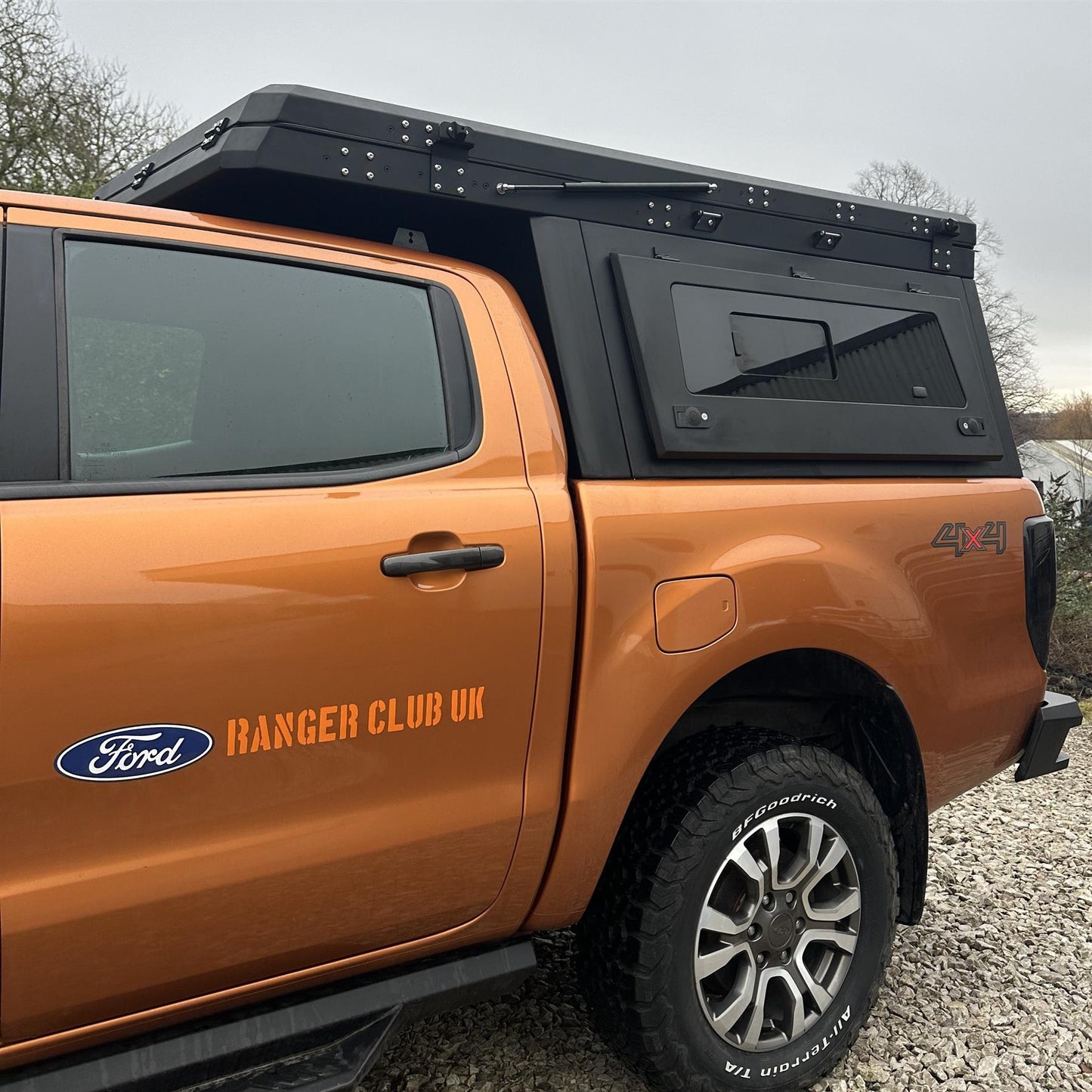 Direct4x4 Pickup Truck Load Bed Canopies Overland Aluminium Canopy with Clamshell Roof Tent for the Toyota Hilux 2016+