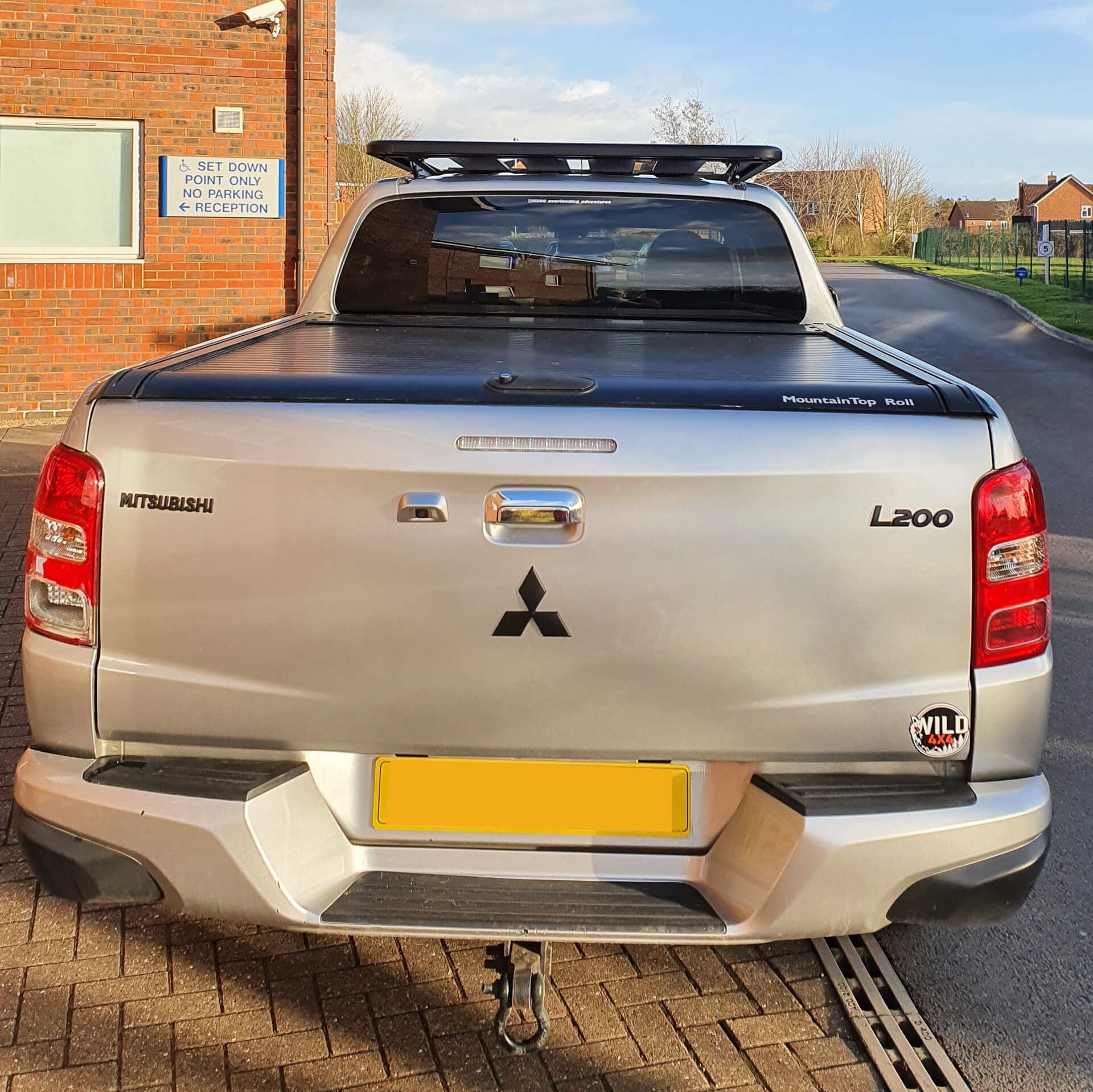 Direct4x4 Roof Racks AluMod Low Profile 135cm x 125cm Roof Rack for the Mitsubishi L200 2015+