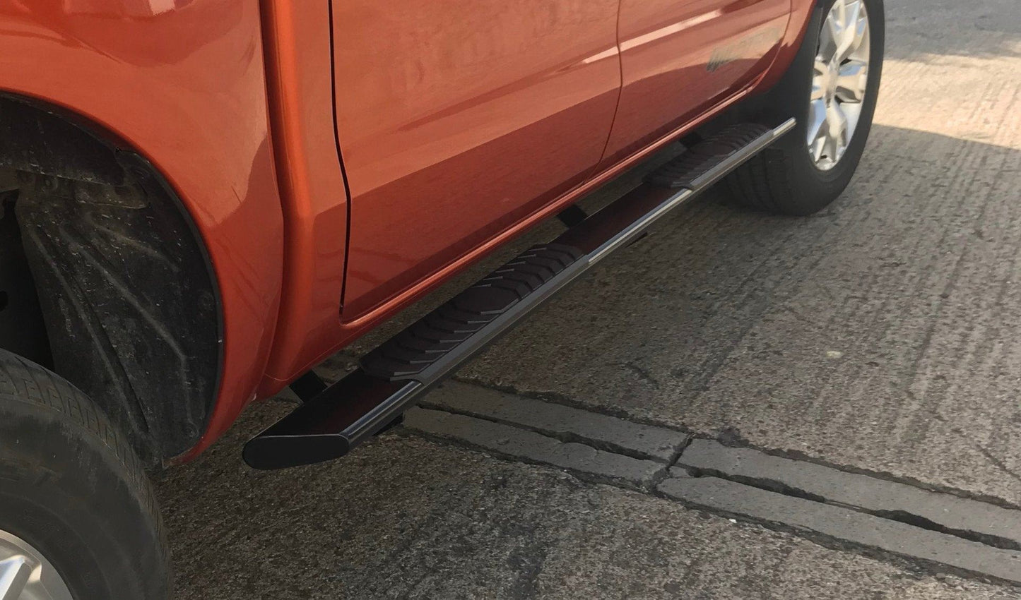 Direct4x4 Side Steps and Bars Black Sonar Side Steps Running Boards for Nissan Navara D40 Double Cab 06-15
