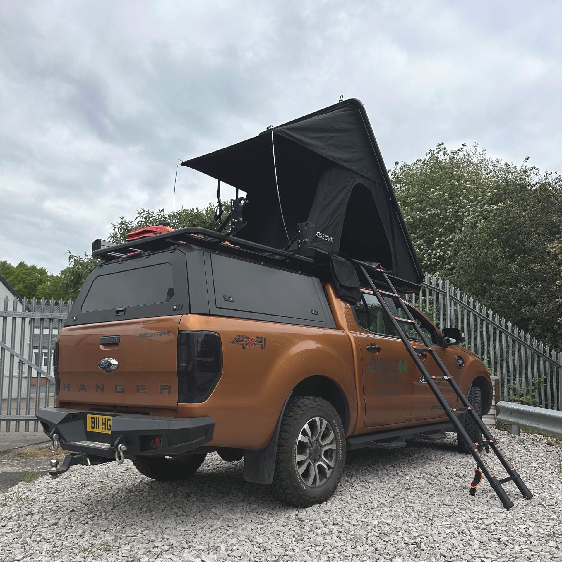 Direct4x4 Roof Top Tents All Black 2 Person Expedition Aluminium Clamshell Roof Top Tent