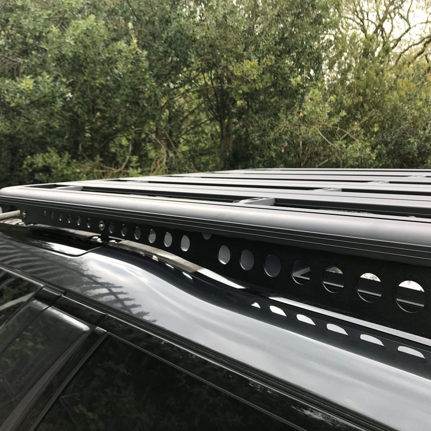 Direct4x4 Roof Racks AluMod Low Profile 180cm x 125cm Roof Rack for the Land Rover Discovery 5 2017+