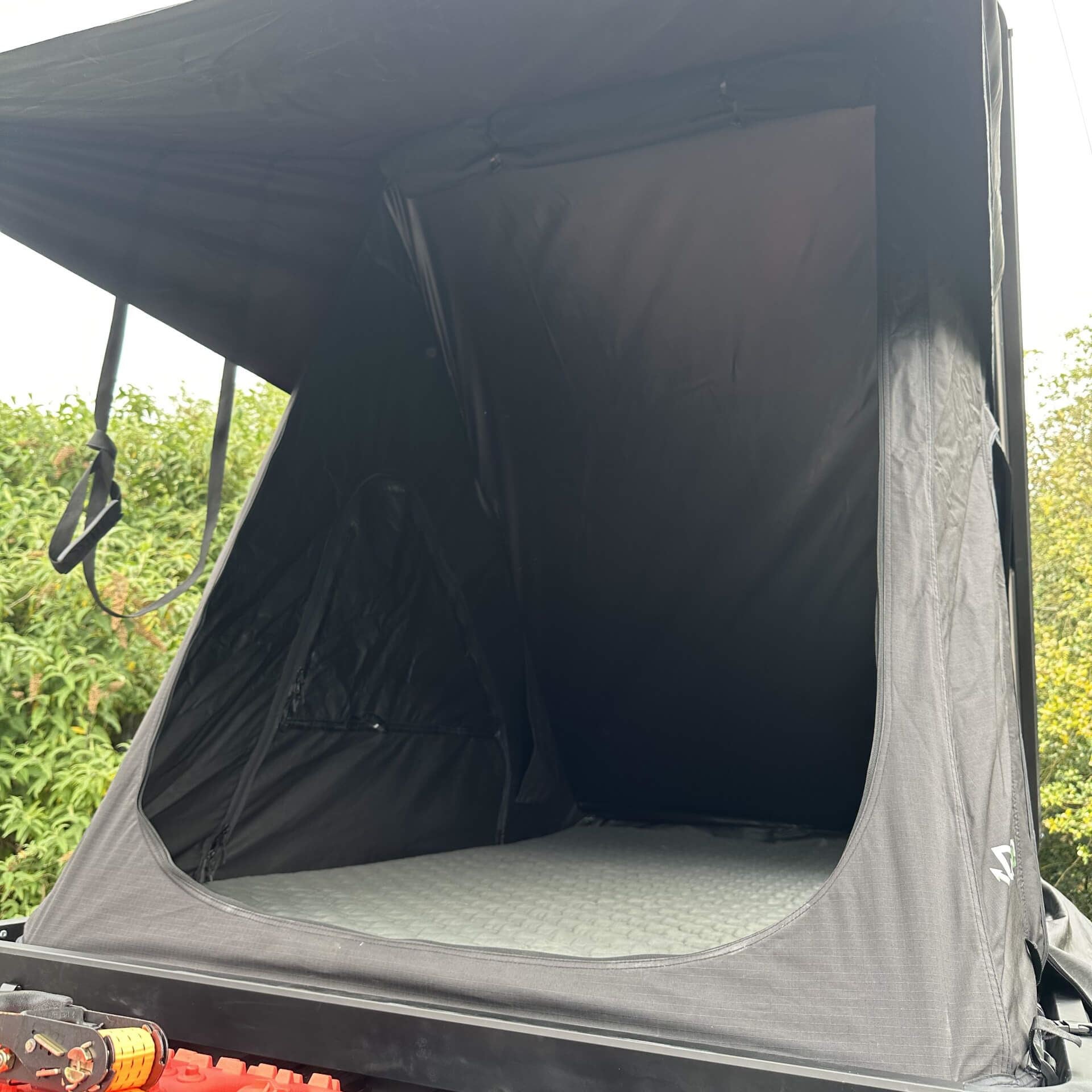 Direct4x4 Roof Top Tents All Black 2 Person Expedition Aluminium Clamshell Roof Top Tent