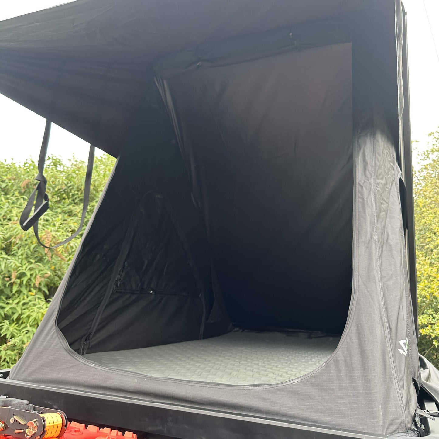 All Black 2 Person Expedition Aluminium Clamshell Roof Top Tent