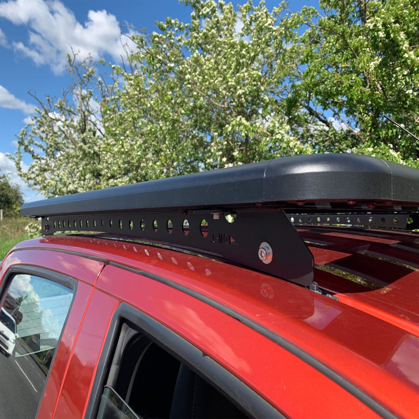 Direct4x4 Roof Racks AluMod Low Profile 135cm x 125cm Roof Rack Isuzu D-Max 2012-2020
