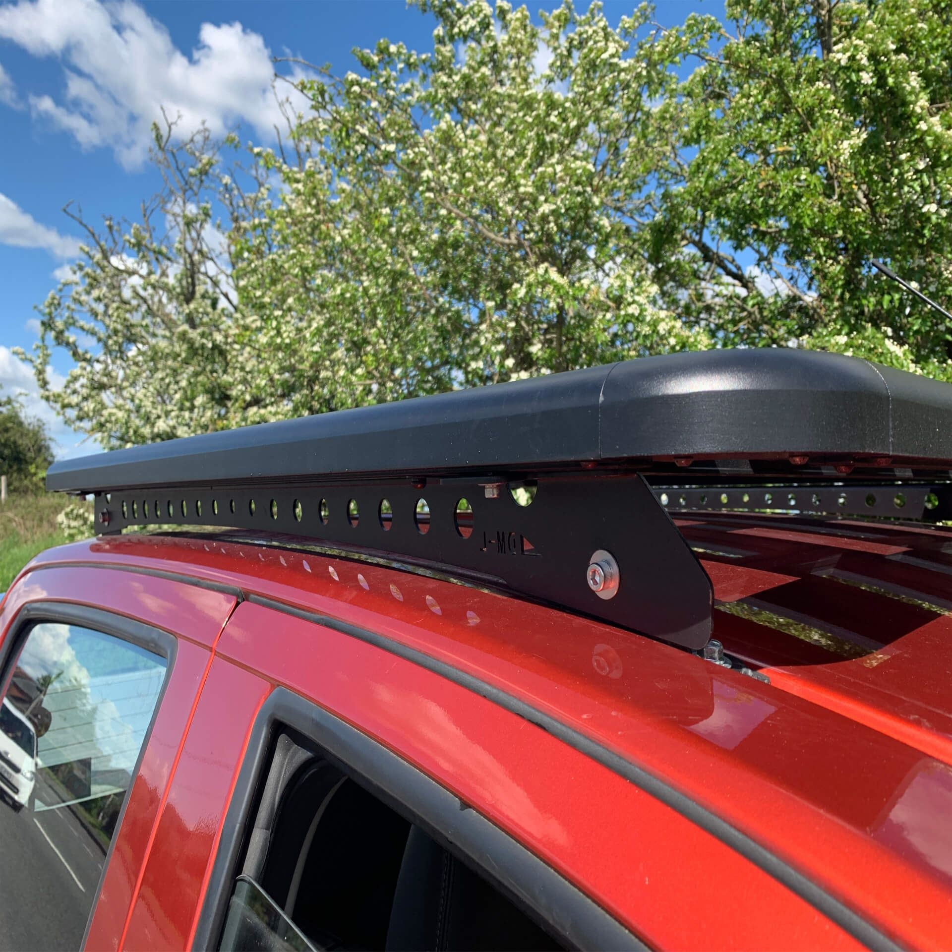 Direct4x4 Roof Racks AluMod Low Profile 135cm x 125cm Roof Rack Isuzu D-Max 2012-2020