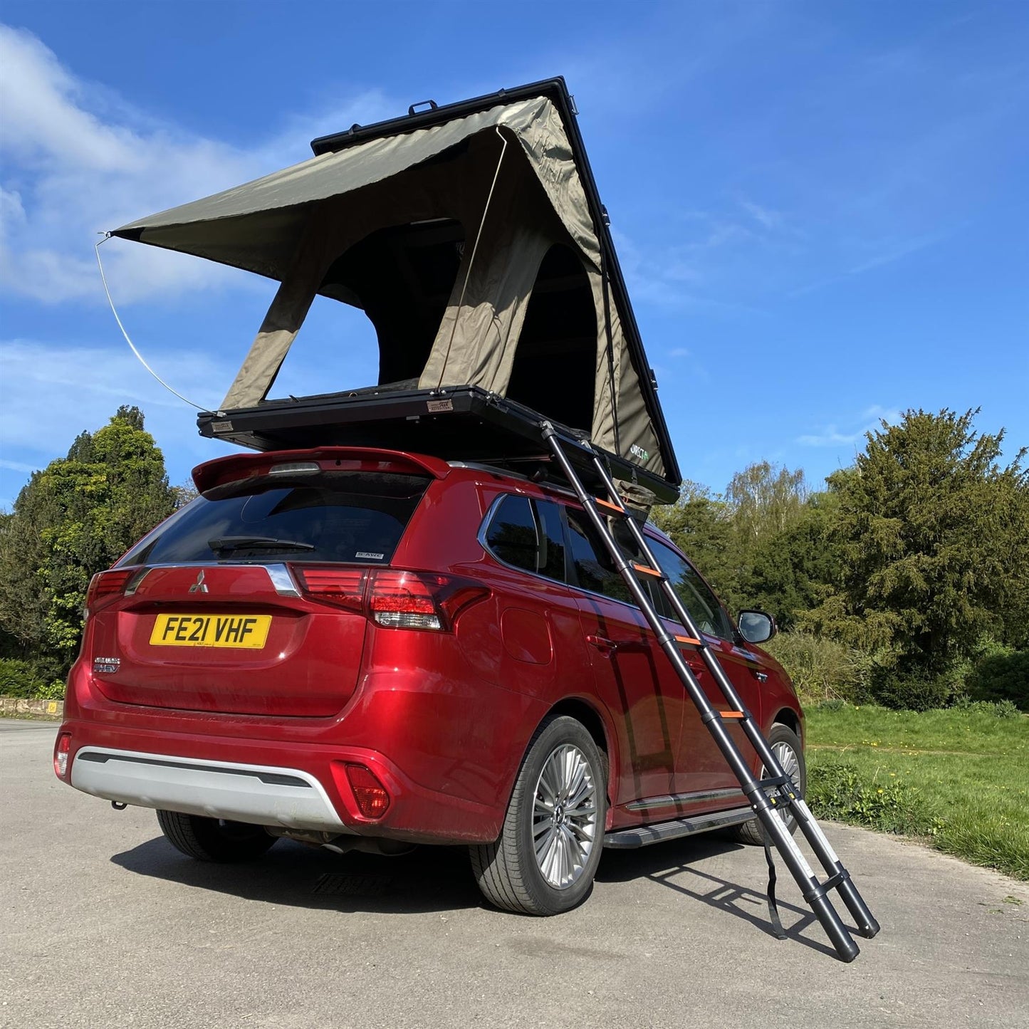 Direct4x4 Roof Top Tents ClamTrekk 2 Person Aluminium Clamshell Roof Top Tent
