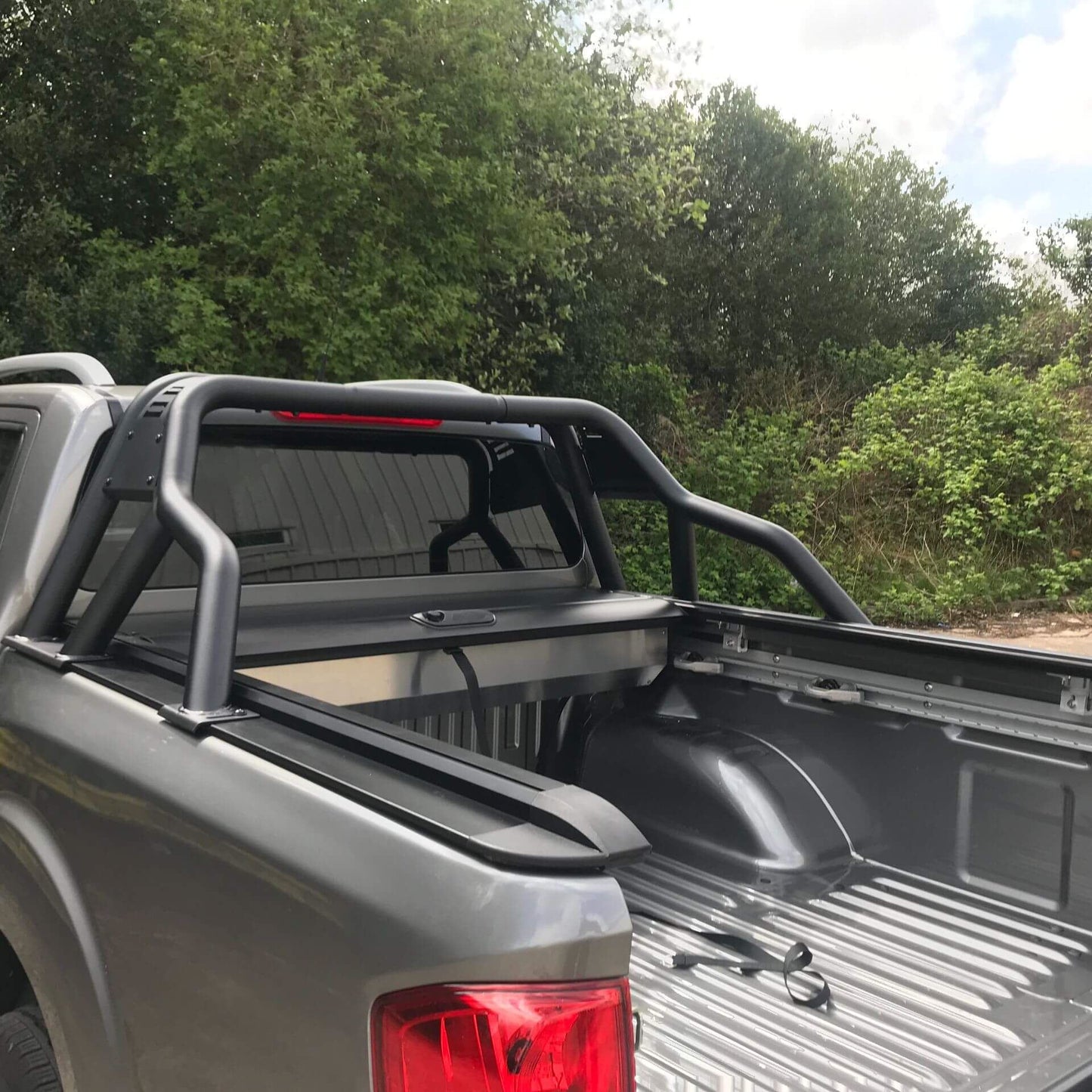 Direct4x4 Pickup Truck Roll Sports Bars Black Short Arm Roll Sports Bar for the Nissan Navara NP300 2015+