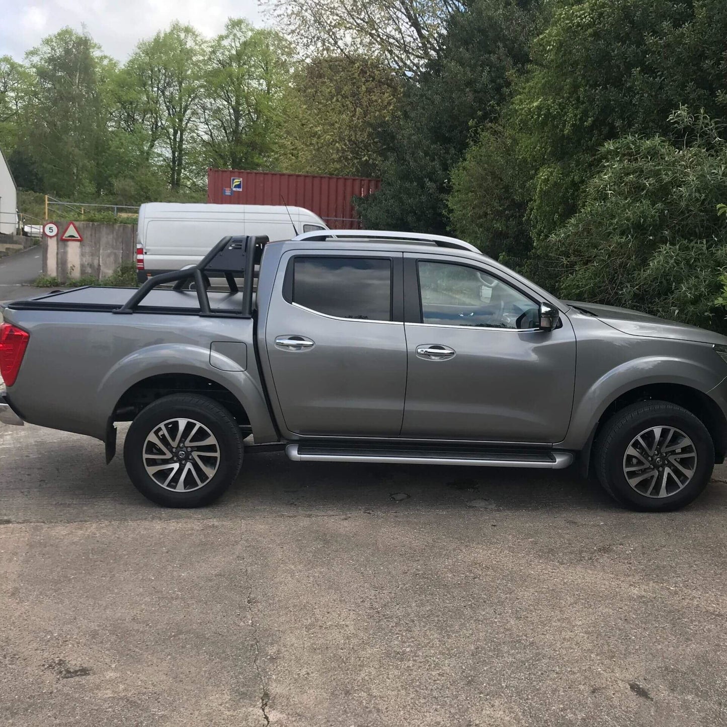 Direct4x4 Pickup Truck Roll Sports Bars Black Short Arm Roll Sports Bar for the Nissan Navara NP300 2015+