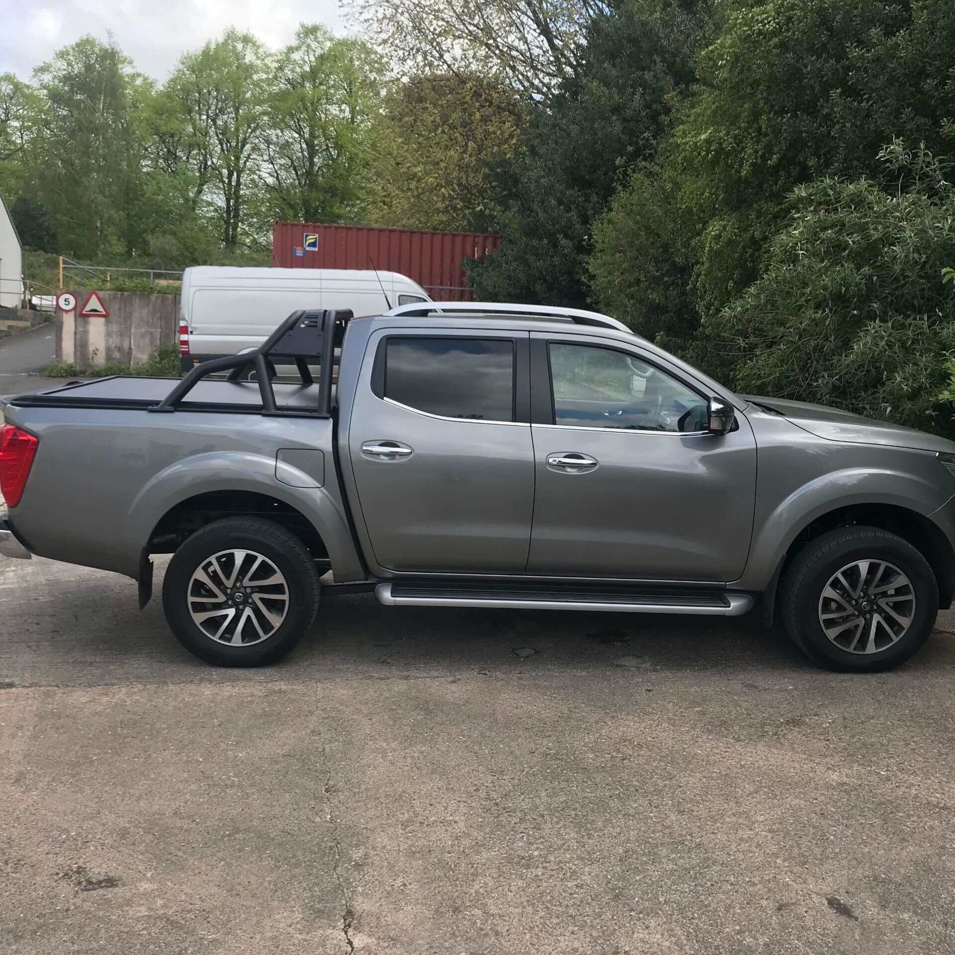 Direct4x4 Pickup Truck Roll Sports Bars Black Short Arm Roll Sports Bar for the Nissan Navara NP300 2015+