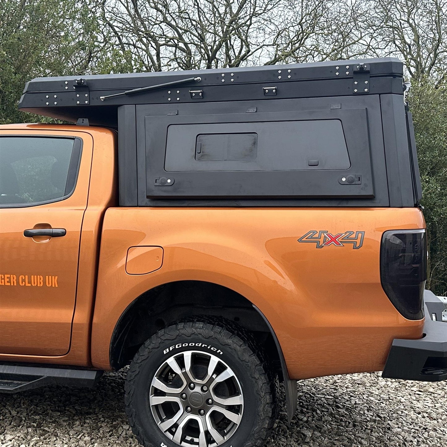 Direct4x4 Pickup Truck Load Bed Canopies Overland Aluminium Canopy with Clamshell Roof Tent for the Toyota Hilux 2016+