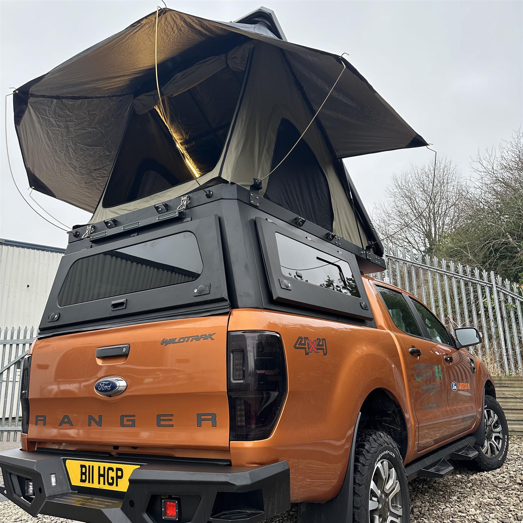 Direct4x4 Pickup Truck Hardtop Canopies Overland Aluminium Canopy with Clamshell Roof Tent for the Toyota Hilux 2016+