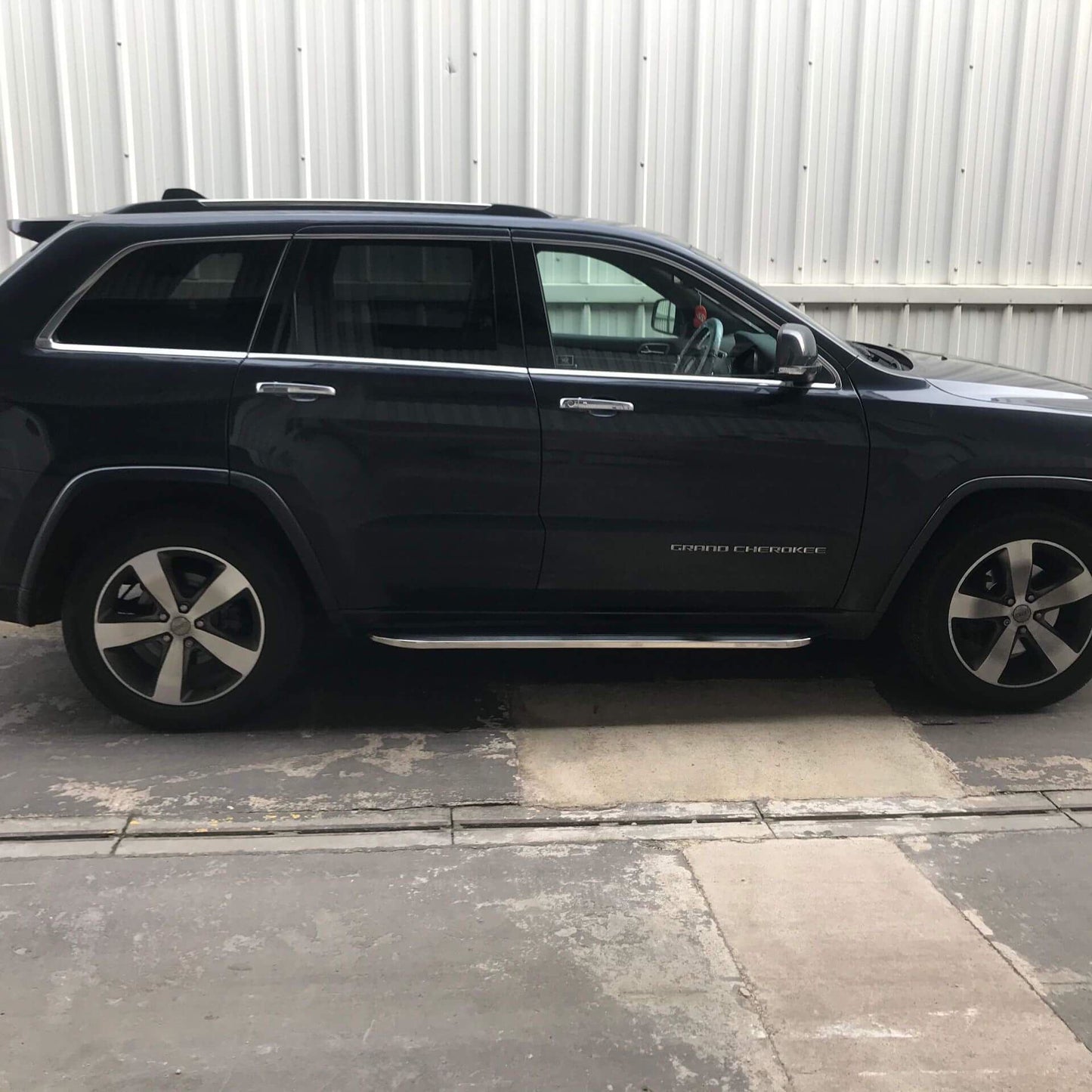 Direct4x4 Side Steps and Bars Premier Side Steps Running Boards for Jeep Grand Cherokee 2011-2014