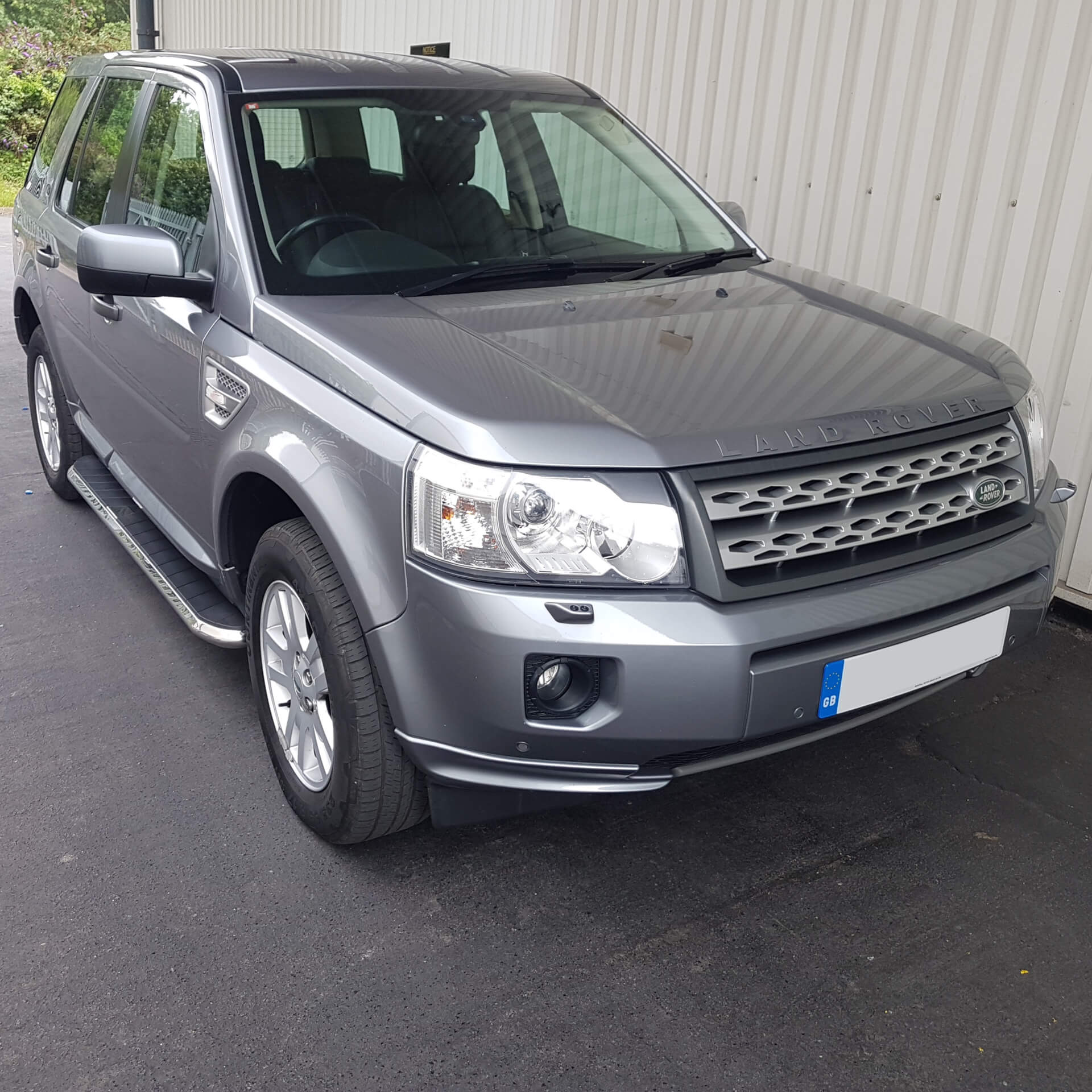Direct4x4 accessories for Land Rover Freelander vehicles with a photo of a silver Land Rover Freelander fitted with our high flyer side steps
