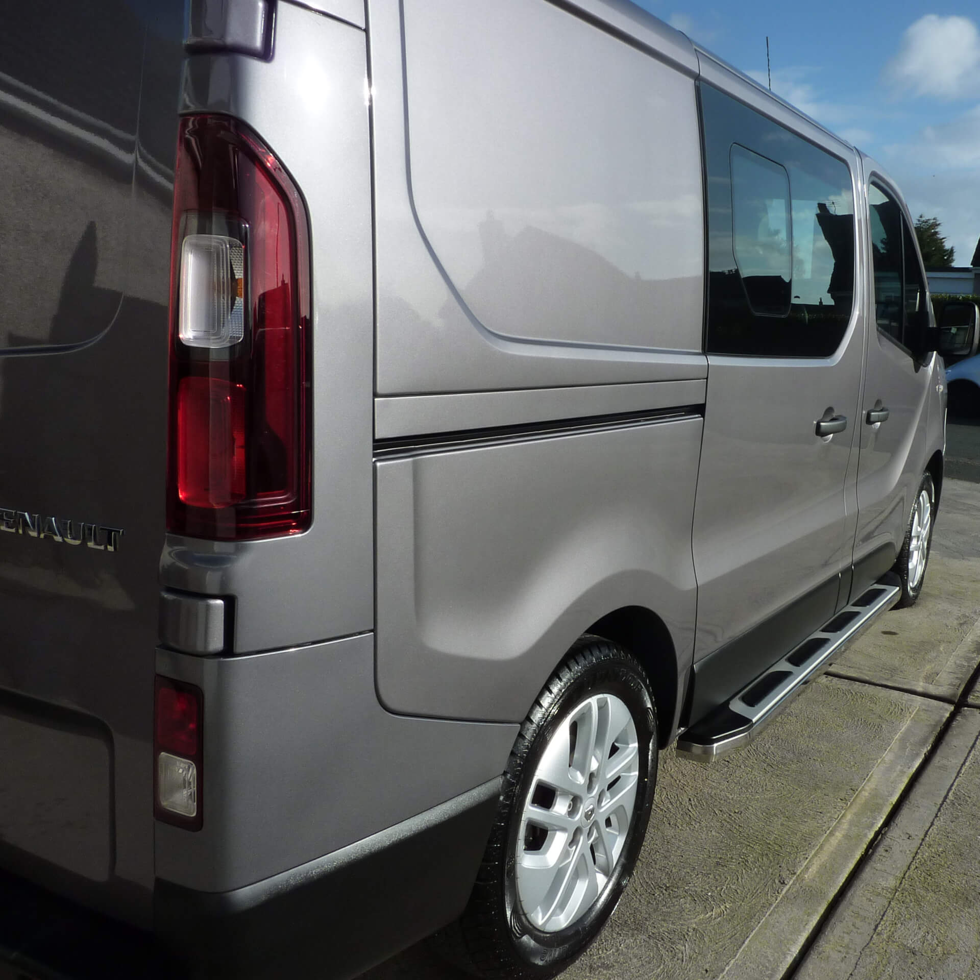 Direct4x4 accessories for Renault Trafic vehicles with a photo of the side of a Renault Trafic parked on a driveway fitted with our Suburban style side steps