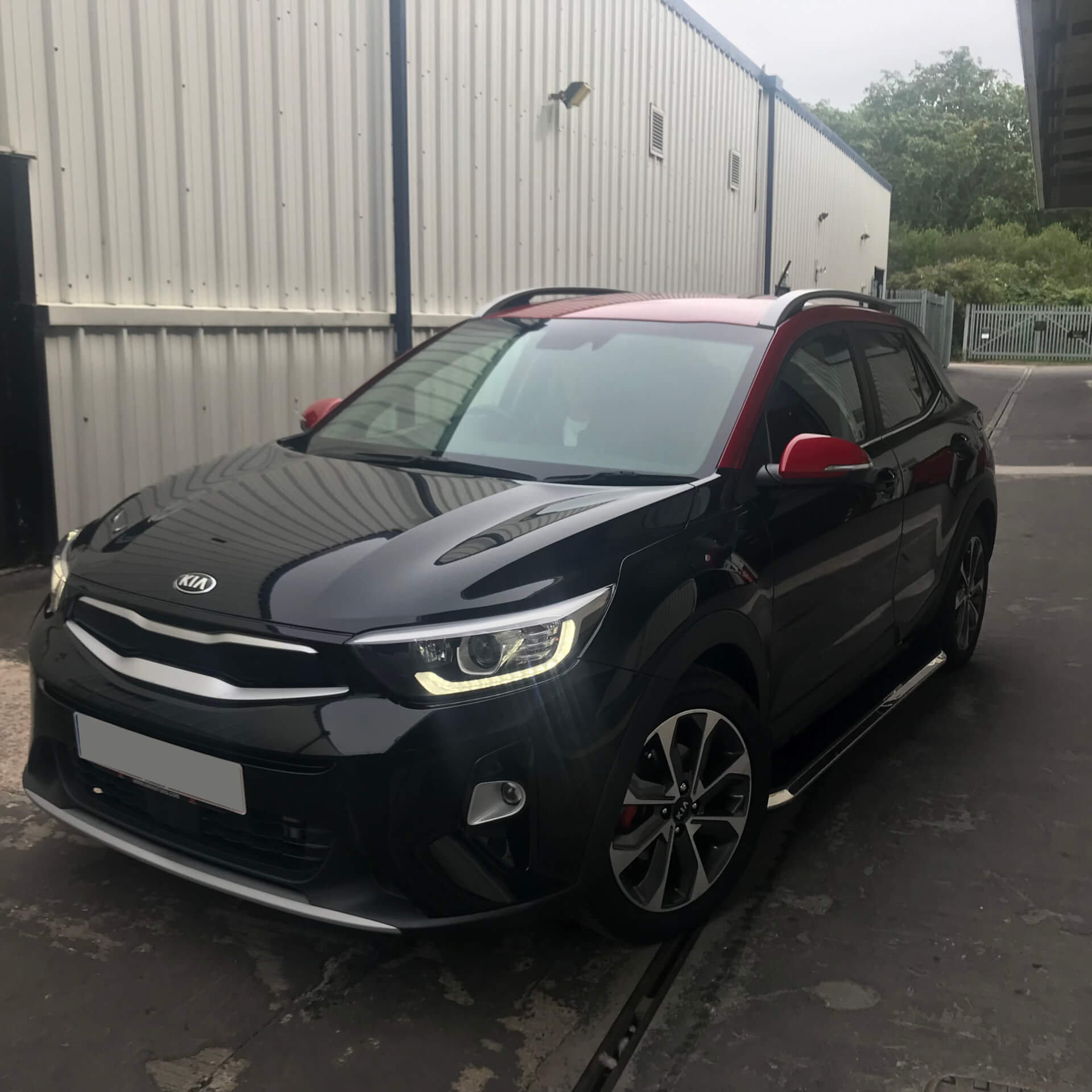 Direct4x4 accessories for Kia Stonic vehicles with a photo of a black Kia Stonic with a red roof and wing mirrors fitted with our high flyer side steps