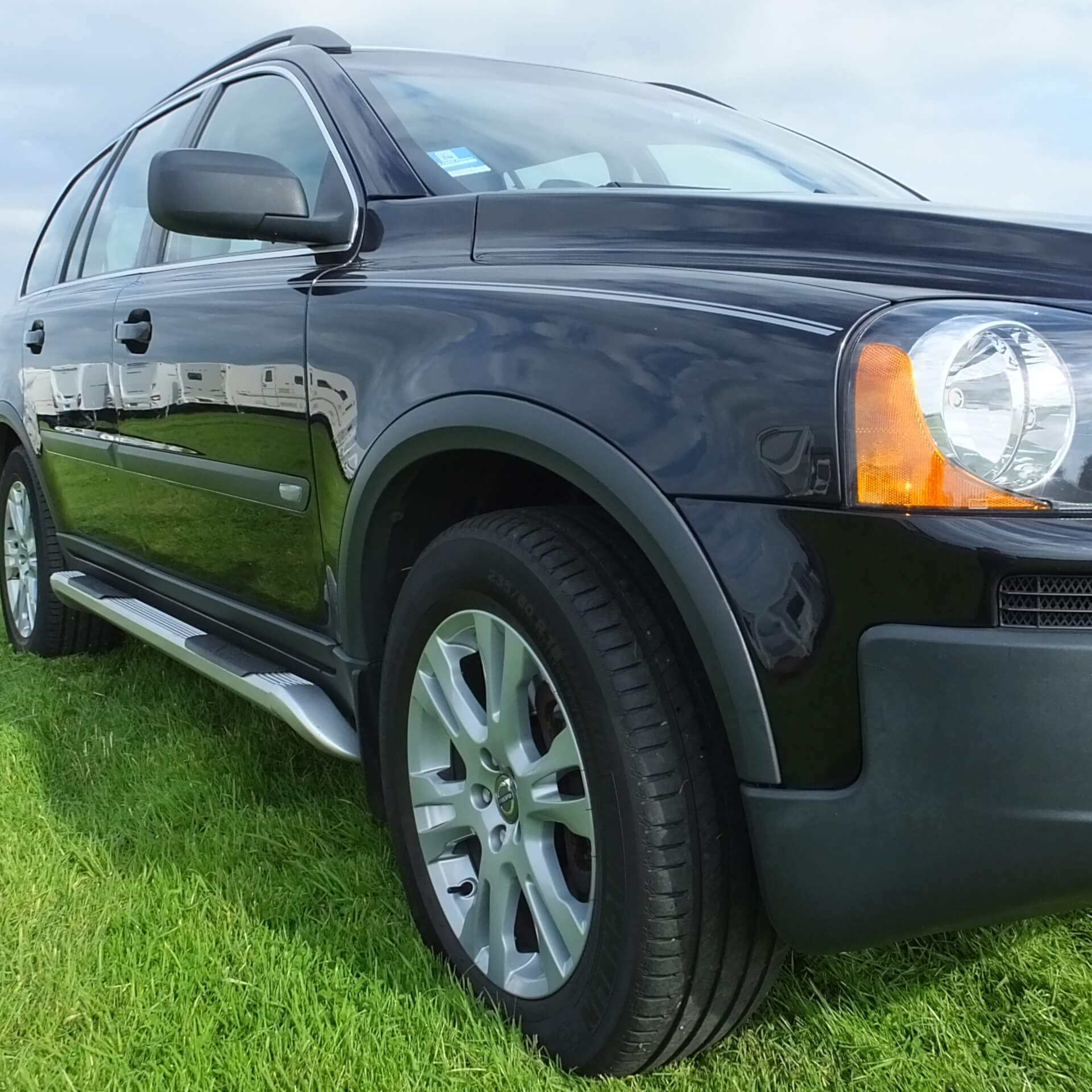 Direct4x4 accessories for Volvo XC90 vehicles with a photo of a black Volvo XC90 parked on grass and fitted with OE style side steps