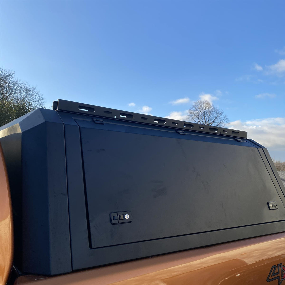 Direct4x4 Pickup Truck Hardtop Canopies Plain Sided Alu Trade Style Load Bed Hardtop Canopy for the Toyota Hilux 2016+