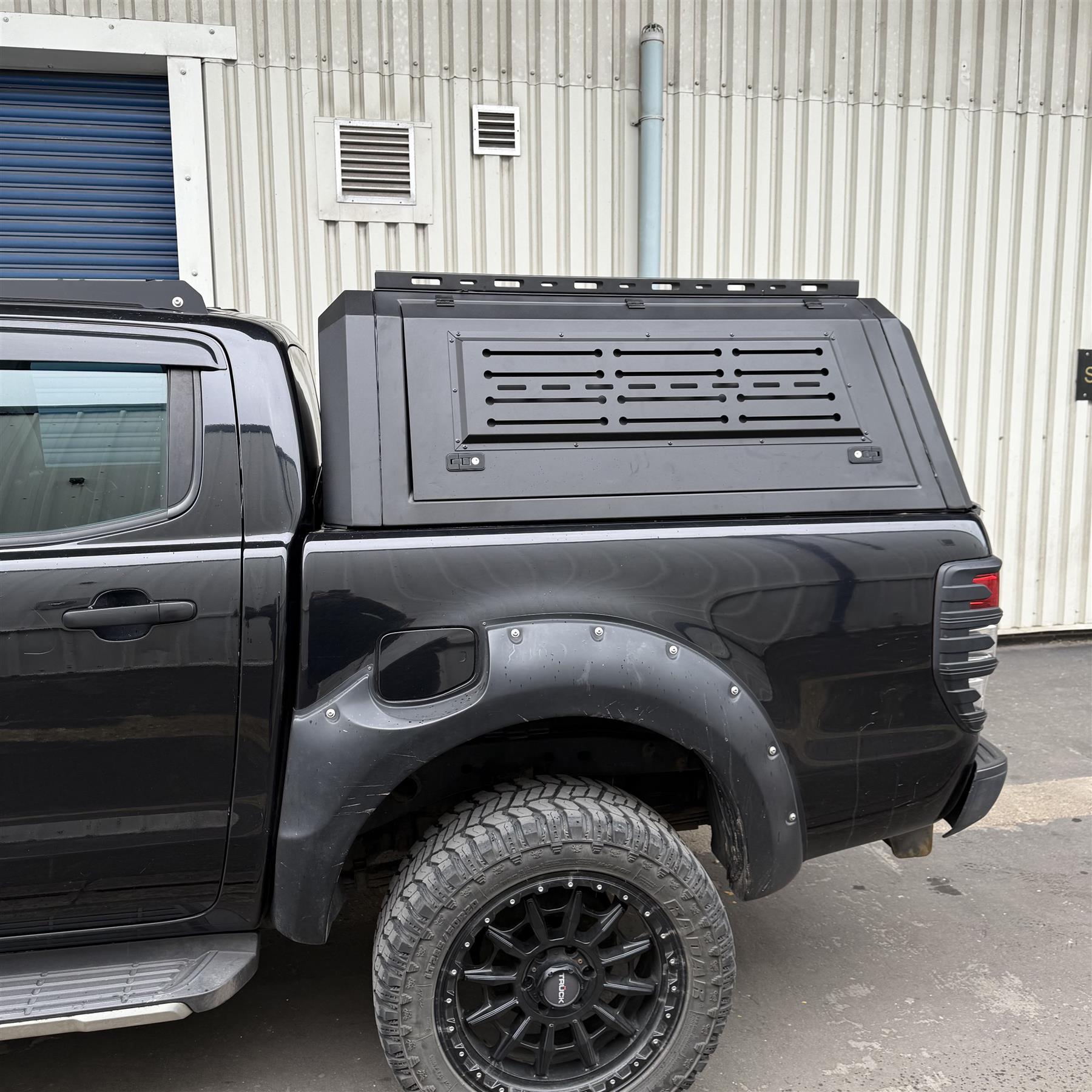 Direct4x4 Pickup Truck Hardtop Canopies Aluminium Trade Style Load Bed Hardtop Canopy for the Ford Ranger 2022+ MK4 T9 (P703) Double Cab