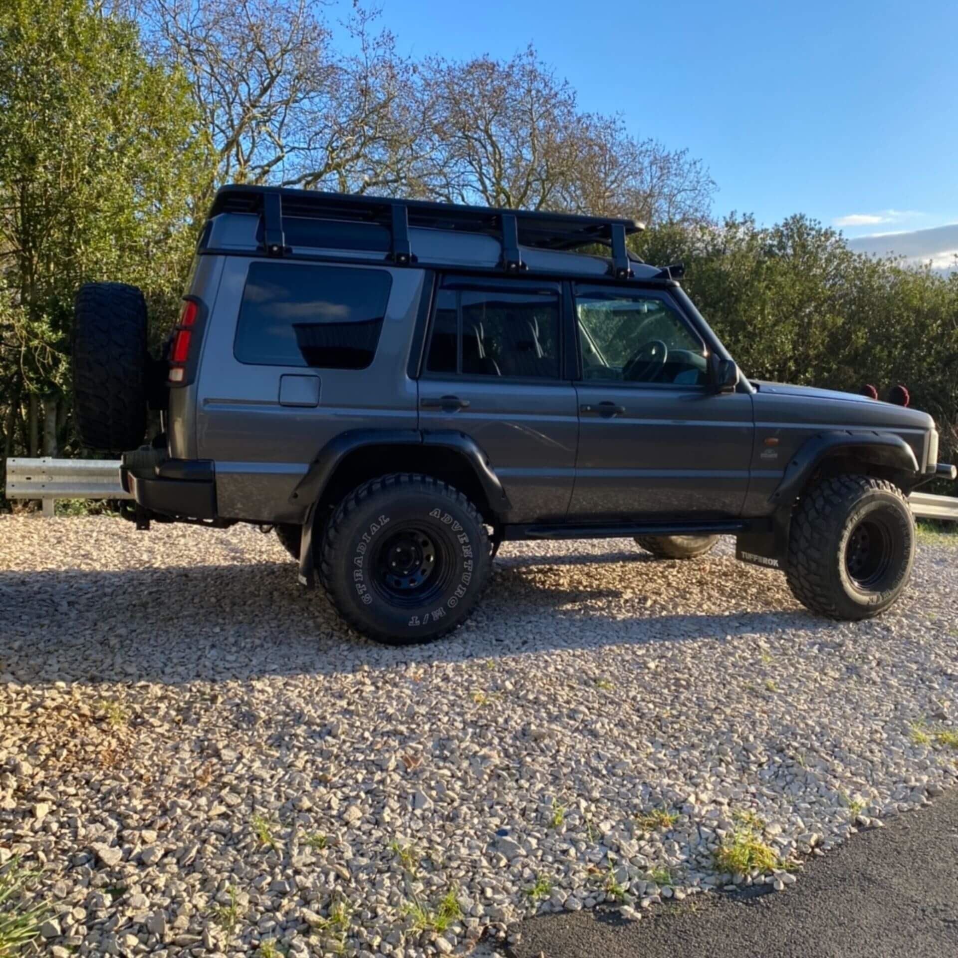 Direct4x4 Roof Racks [CLEARANCE] AluMod Low Profile 220cm x 125cm Roof Rack for the Land Rover Discovery 1 and 2