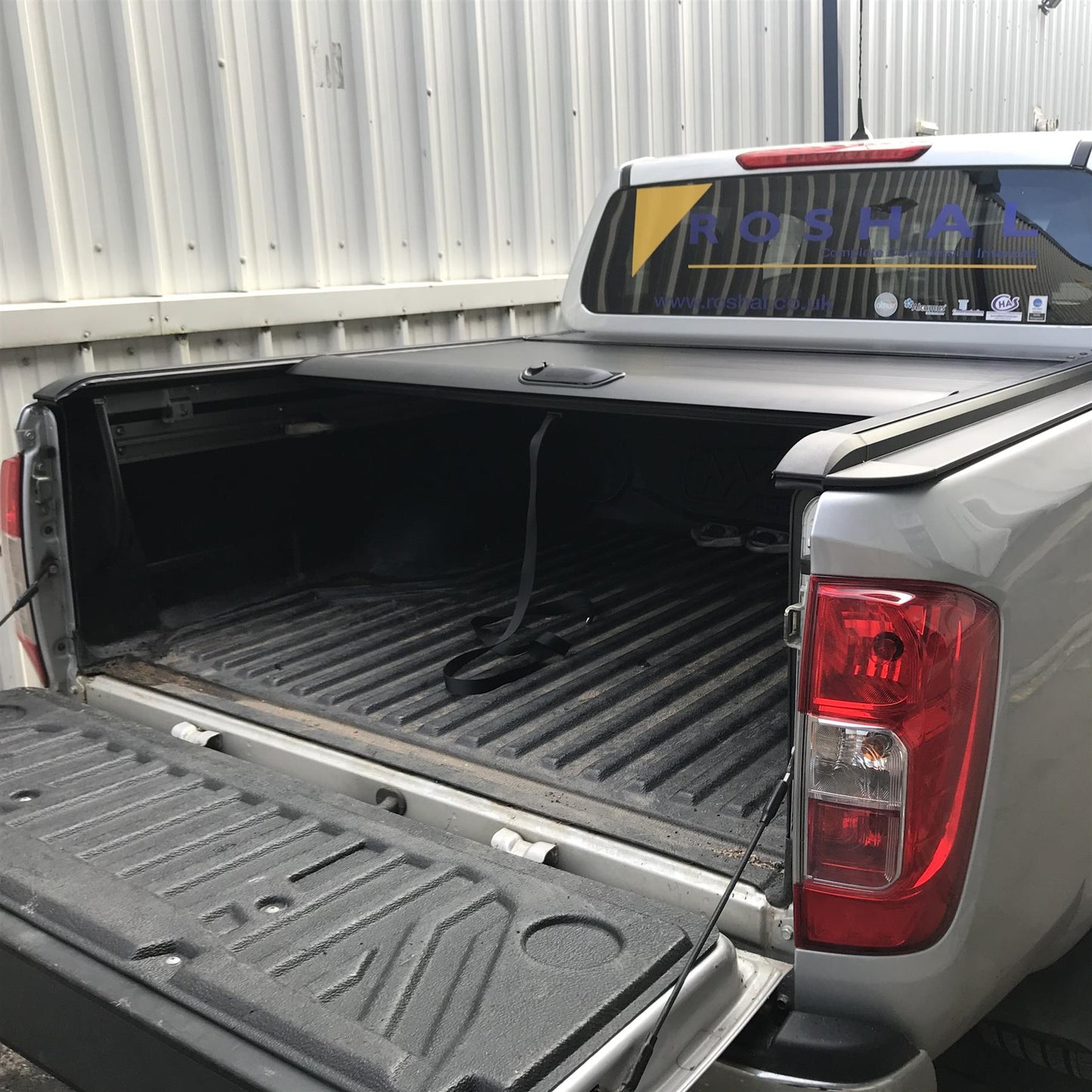 Direct4x4 Pickup Truck Tonneau Covers Roll & Lock Style Load Bed Tonneau Cover Isuzu D-Max 12-20 [Roll Bar Compatible]