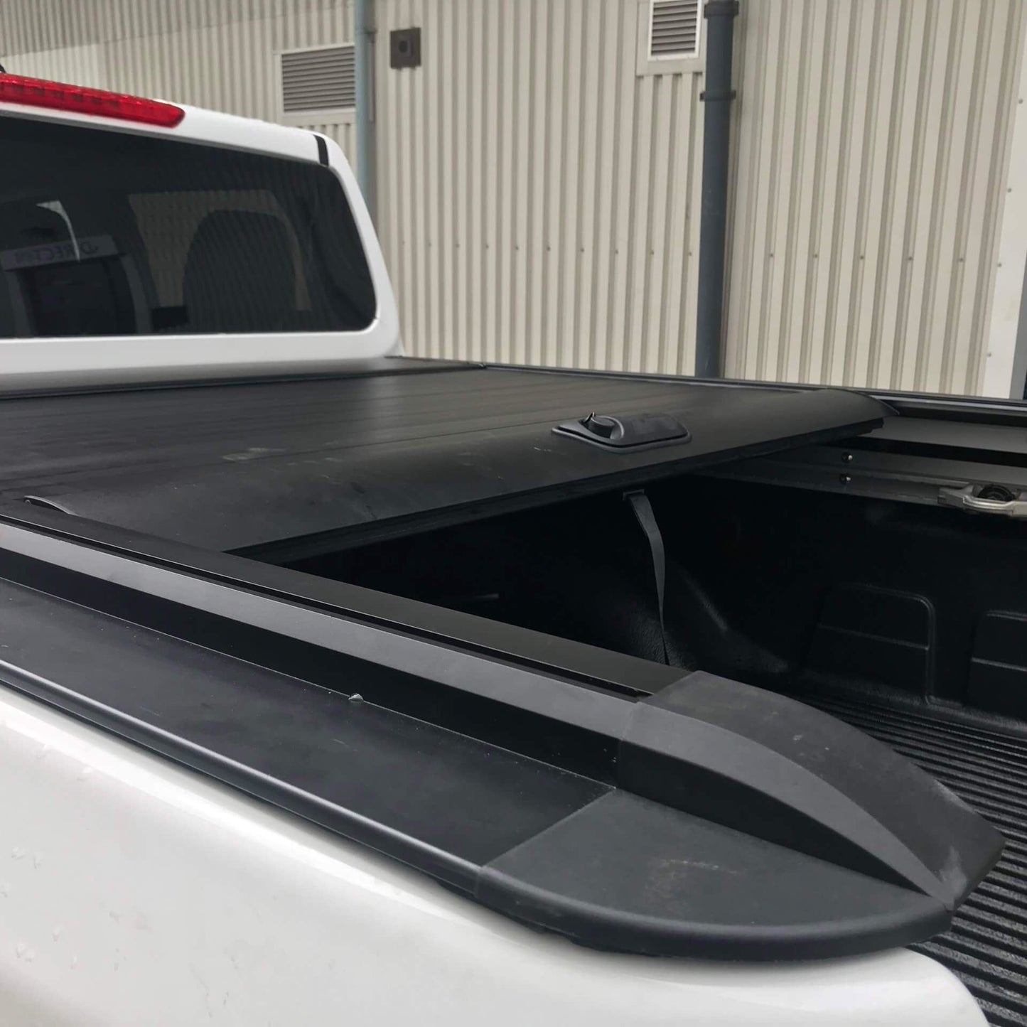Direct4x4 Pickup Truck Tonneau Covers [CLEARANCE] Roll & Lock Style Load Bed Tonneau Cover Toyota Hilux 05-16 [Rollbar Compatible]