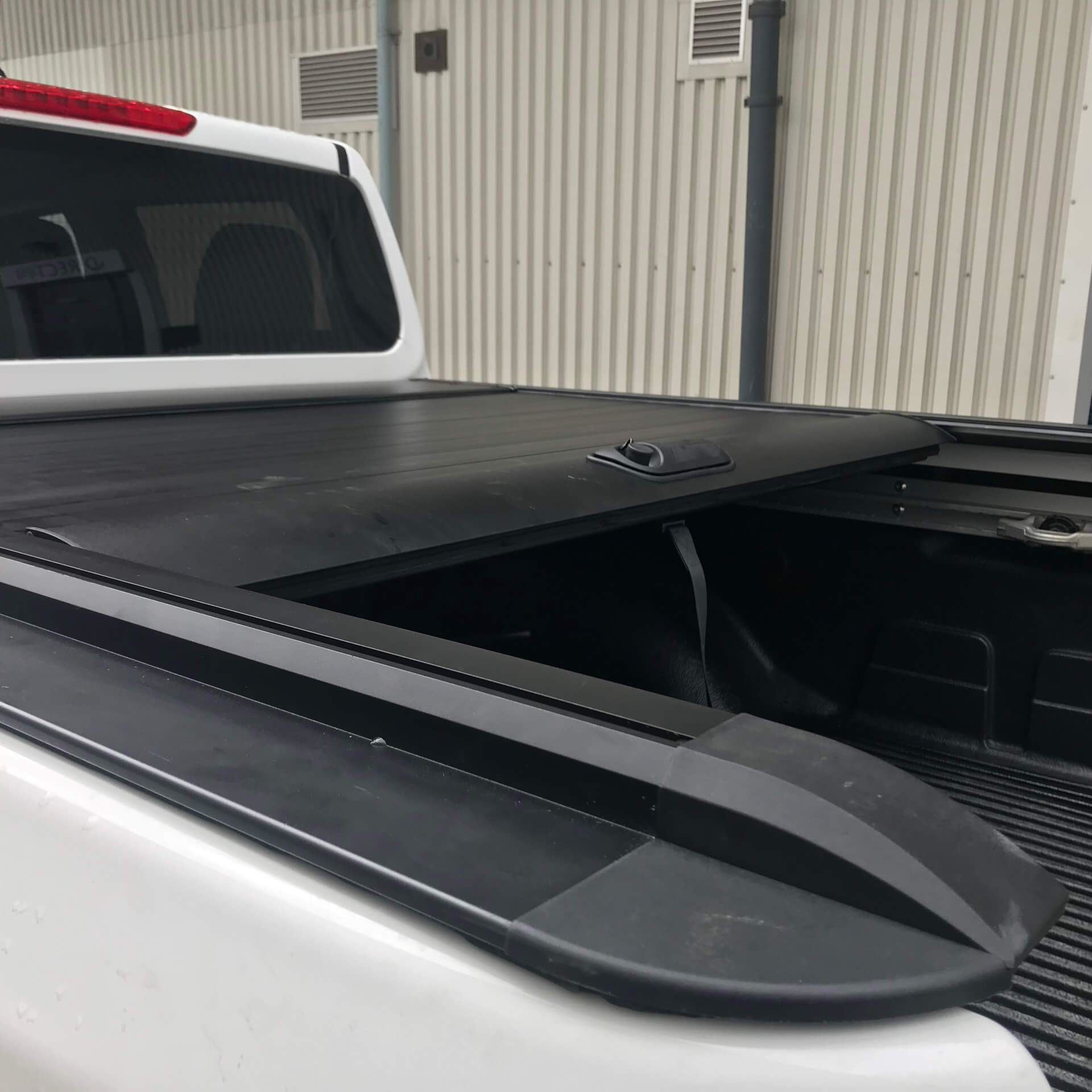 Direct4x4 Pickup Truck Tonneau Covers [CLEARANCE] Roll & Lock Style Load Bed Tonneau Cover Toyota Hilux 05-16 [Rollbar Compatible]