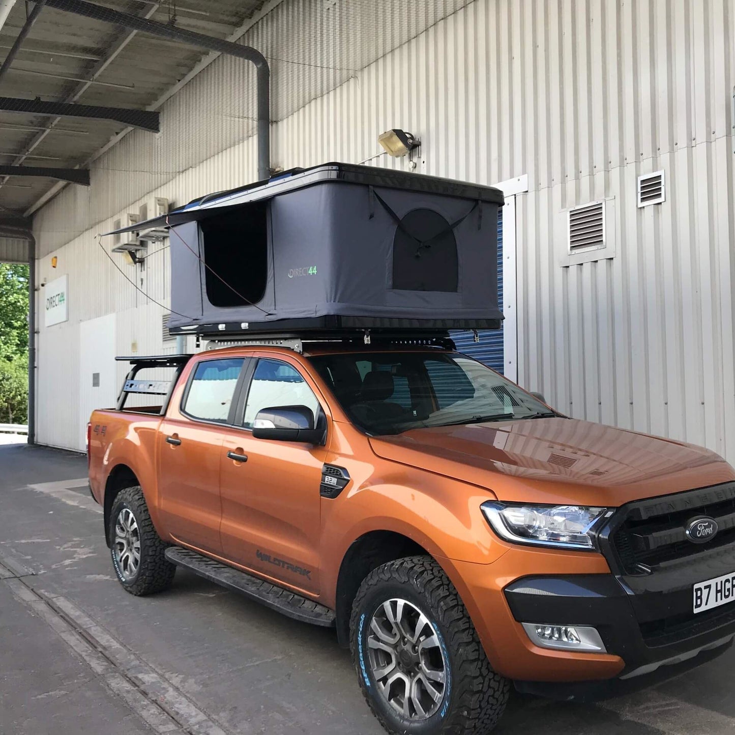 Direct4x4 Roof Top Tents [CLEARANCE] Black Overland Expedition Hard Shell Pop-up 2-Person Roof Top Camping Tent